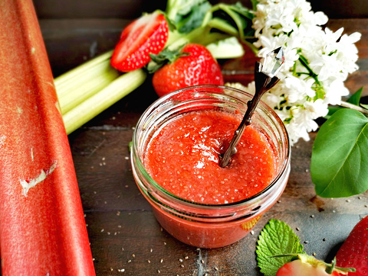 Chia-Marmelade mit Erdbeer-Rhabarber