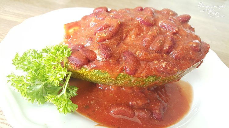 Gefüllte Hackzucchini in Tomaten-Kidneybohnensoße