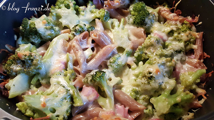 Brokkoli-Schinken-Nudelauflauf in Sahnesoße