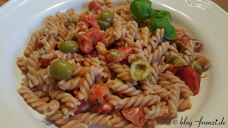 Dinkelnudeln in Tomatenmozzarella mit Oliven
