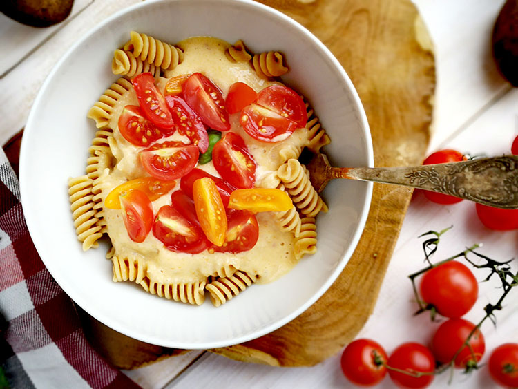 Vegane Käsenudeln mit frischen Tomaten – vegan cheesenoodles