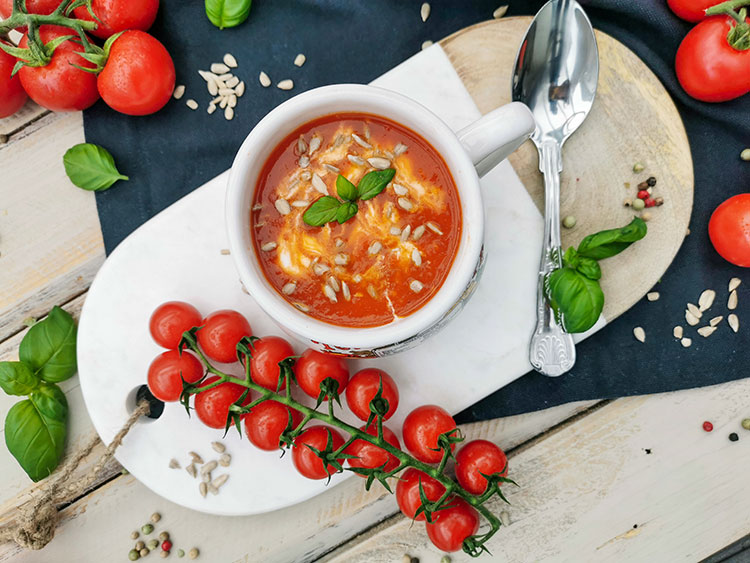 Schnelle Tomatensuppe mit Sonnenblumenkernen - Fitnessrezepte und Tipps