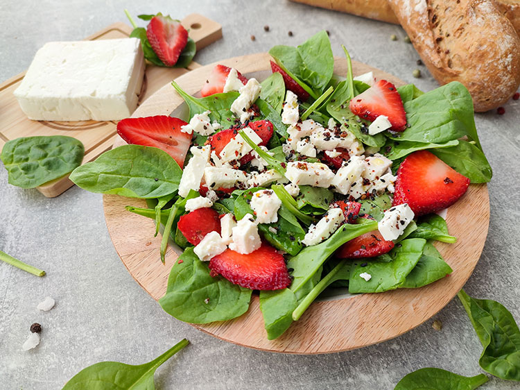 Spinat-Erdbeer-Salat mit Feta - Fitnessrezepte und Tipps