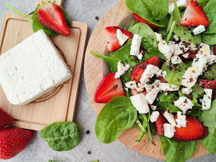 Spinat-Erdbeer-Salat mit Feta - Fitnessrezepte und Tipps